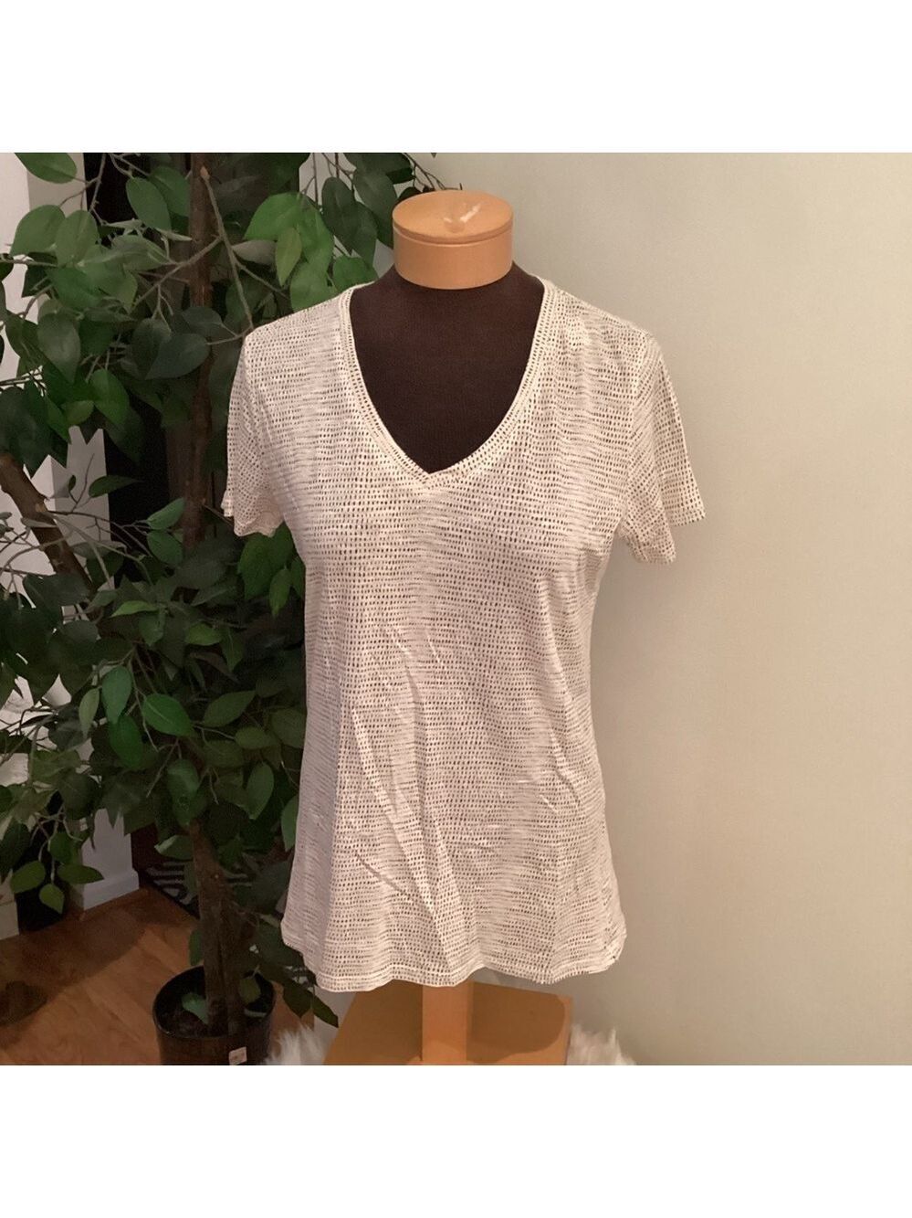 GH Bass short sleeve everyday tee Woman’s size medium v neck black & whi…